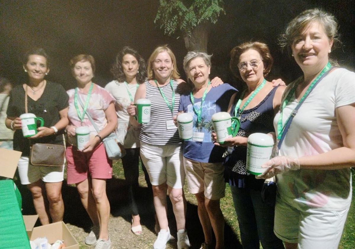 Representantes de la AECC en Pedrajas con las huchas recaudatorias durante el chocolate solidario celebrado en el paraje de la ermita de Sacedón