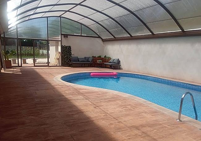 Imagen de la piscina cubierta climatizada.
