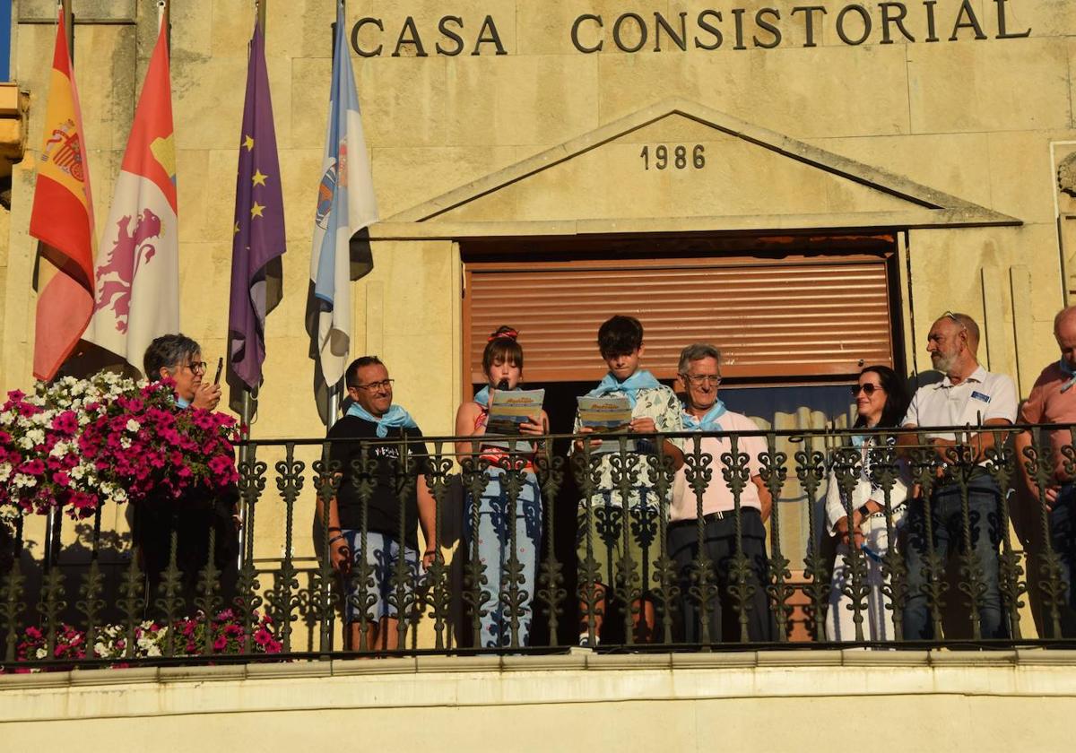 Pregón de los hermanos Fulgencio en el Ayuntamiento de Velilla.