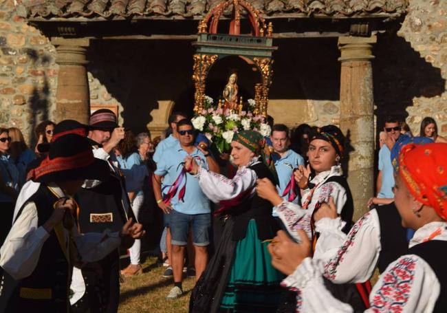 Traída de la Virgen de Areños con danzas y pendones.