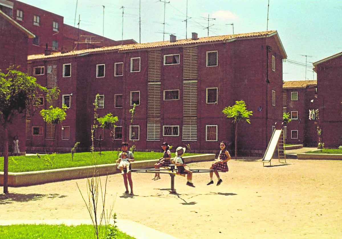 Patio entre bloques de las viviendas del barrio '29 de Octubre' a principios de los años 80.