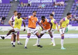 Calentamiento previo al partido ante el Sporting, con Víctor y Boyomo en el centro de la imagen.