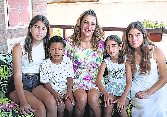 Mirian Martín con sus tres hijas y Abd-Iuahab Aali Aali, el niño saharaui de acogida.