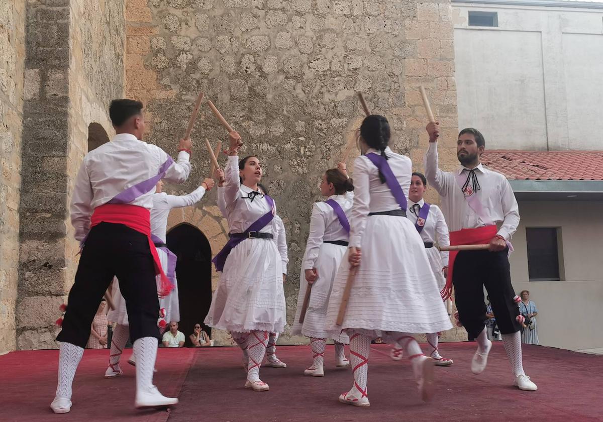 Torrelobatón celebra su XV Certamen de Paloteo