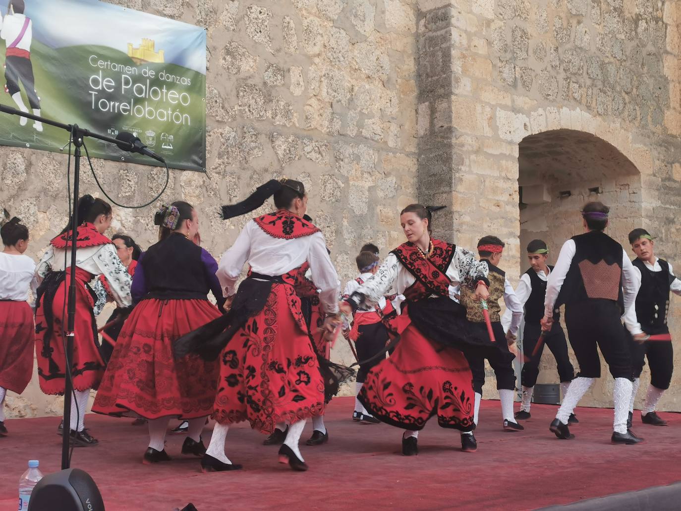 Torrelobatón celebra su XV Certamen de Paloteo