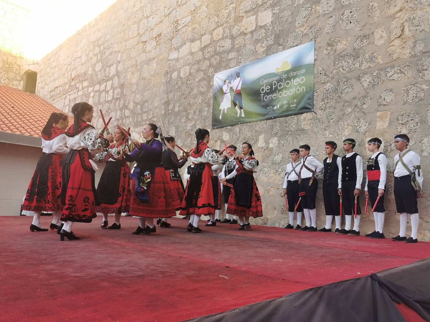 Torrelobatón celebra su XV Certamen de Paloteo