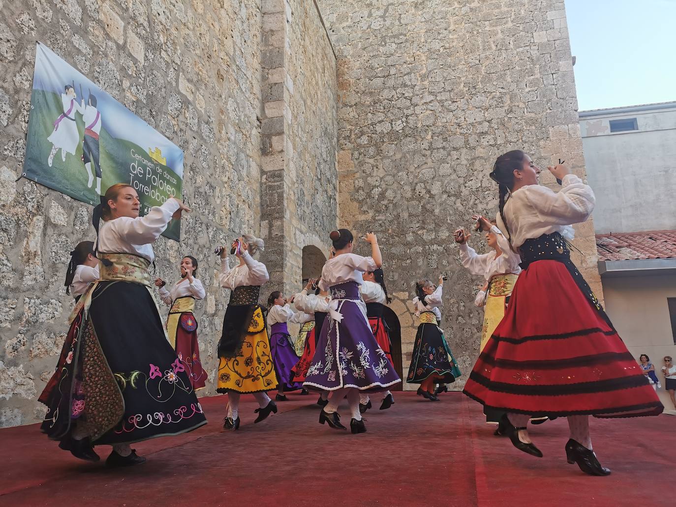 Torrelobatón celebra su XV Certamen de Paloteo