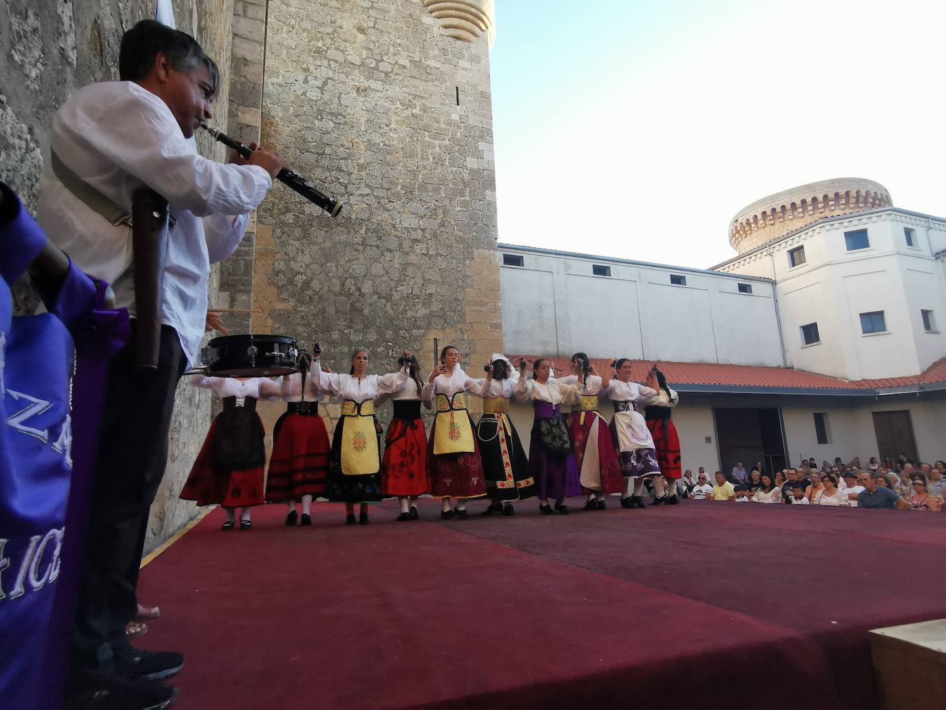 Torrelobatón celebra su XV Certamen de Paloteo