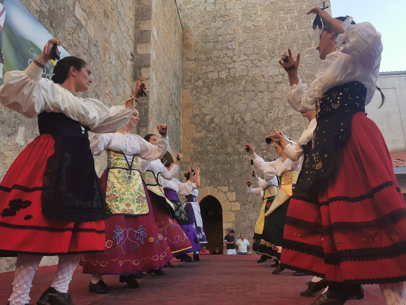 Torrelobatón celebra su XV Certamen de Paloteo