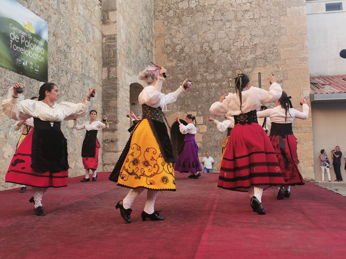 Torrelobatón celebra su XV Certamen de Paloteo