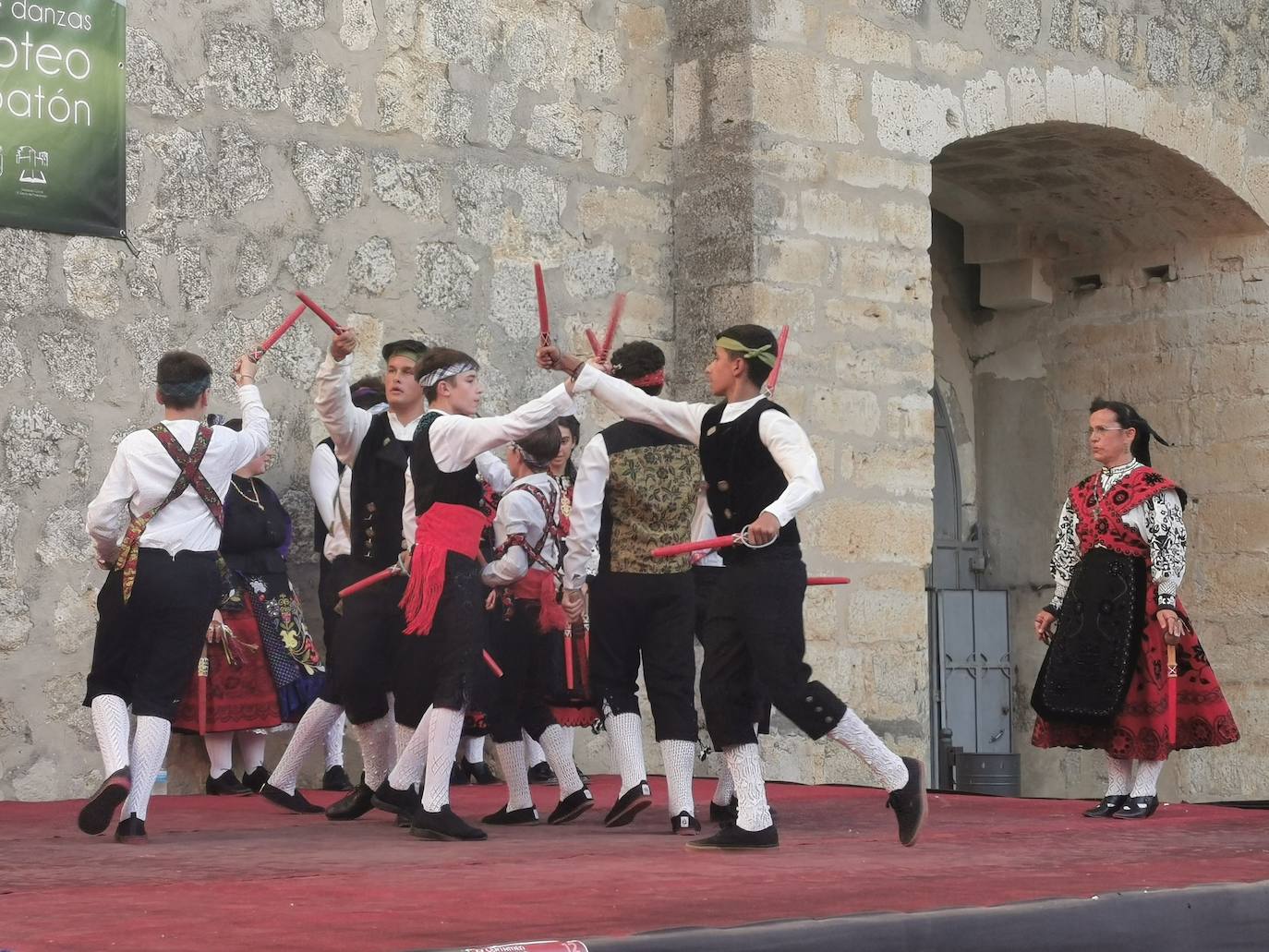 Torrelobatón celebra su XV Certamen de Paloteo