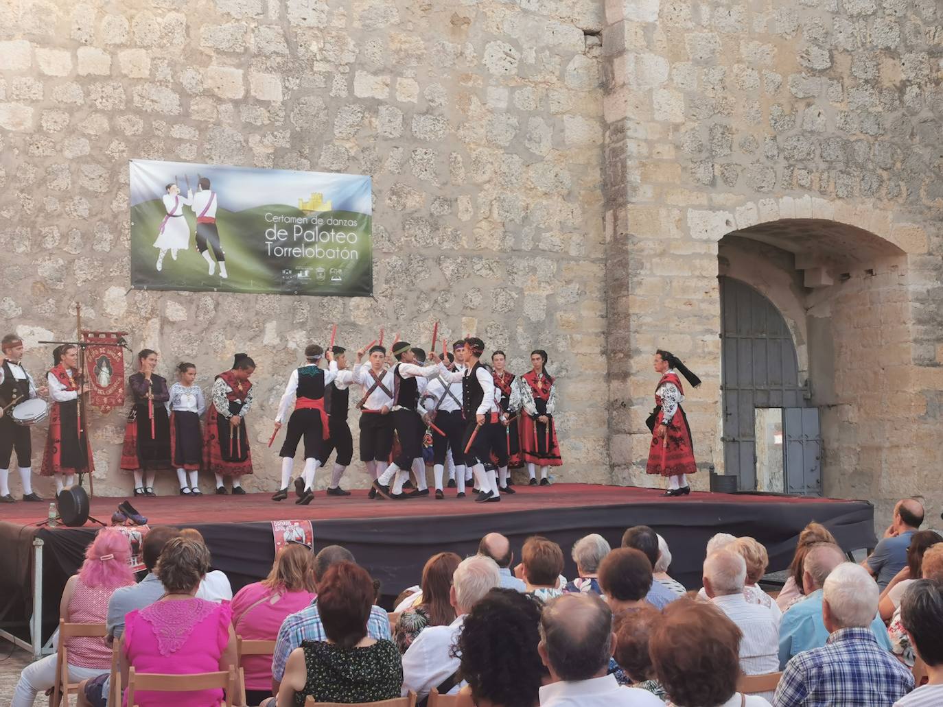 Torrelobatón celebra su XV Certamen de Paloteo