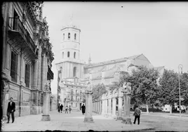 La Plaza de la Universidad y la torre de la Catedral a finales de los años 30.