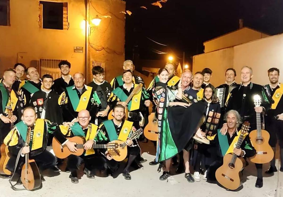 Los tunos de la Rondalla Las Mañanitas durante la ronda a las Reinas de las Fiestas 2023.