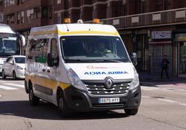 Imagen de archivo de una ambulancia por las calles de Valladolid.