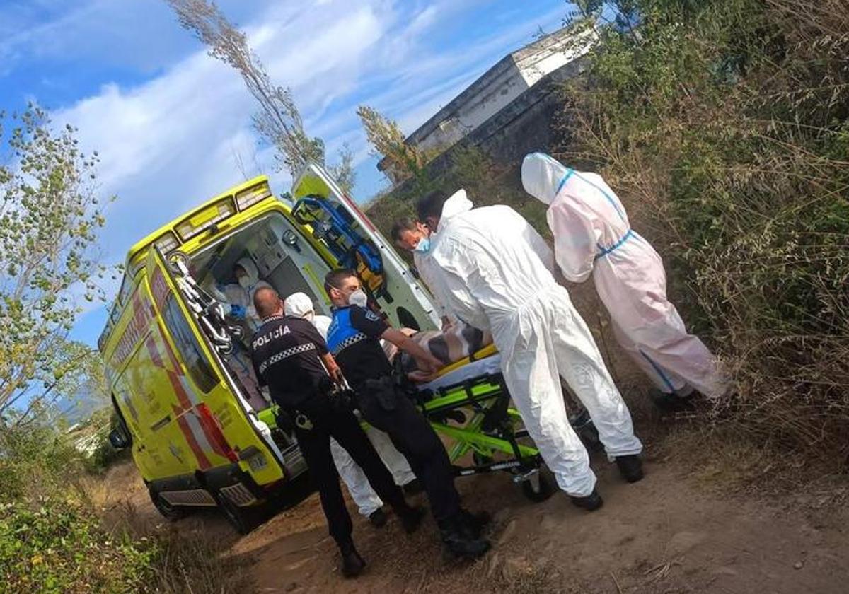 Rescate del anciano en la vivienda situada en la carretera del pantano de Ponferrada.