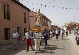 Los vecinos de Villasexmir procesionan a su Beato Florentino cada 9 de agosto