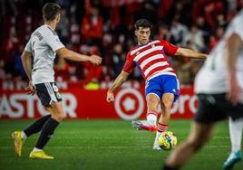 Víctor Meseguer da un paso en un Granada-Burgos de la última temporada.