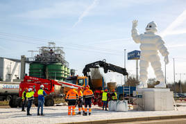 Rotonda de entrada a fábrica de Michelin en Valladolid.