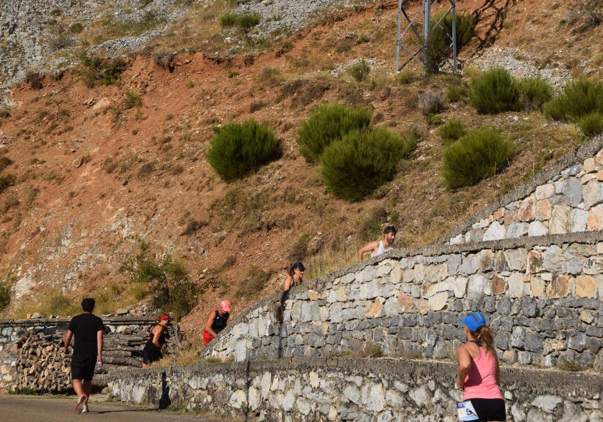 Participantes en la carrera de montaña de Velilla.