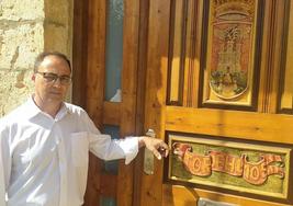 Agapito Bravo, en la puerta del Ayuntamiento.