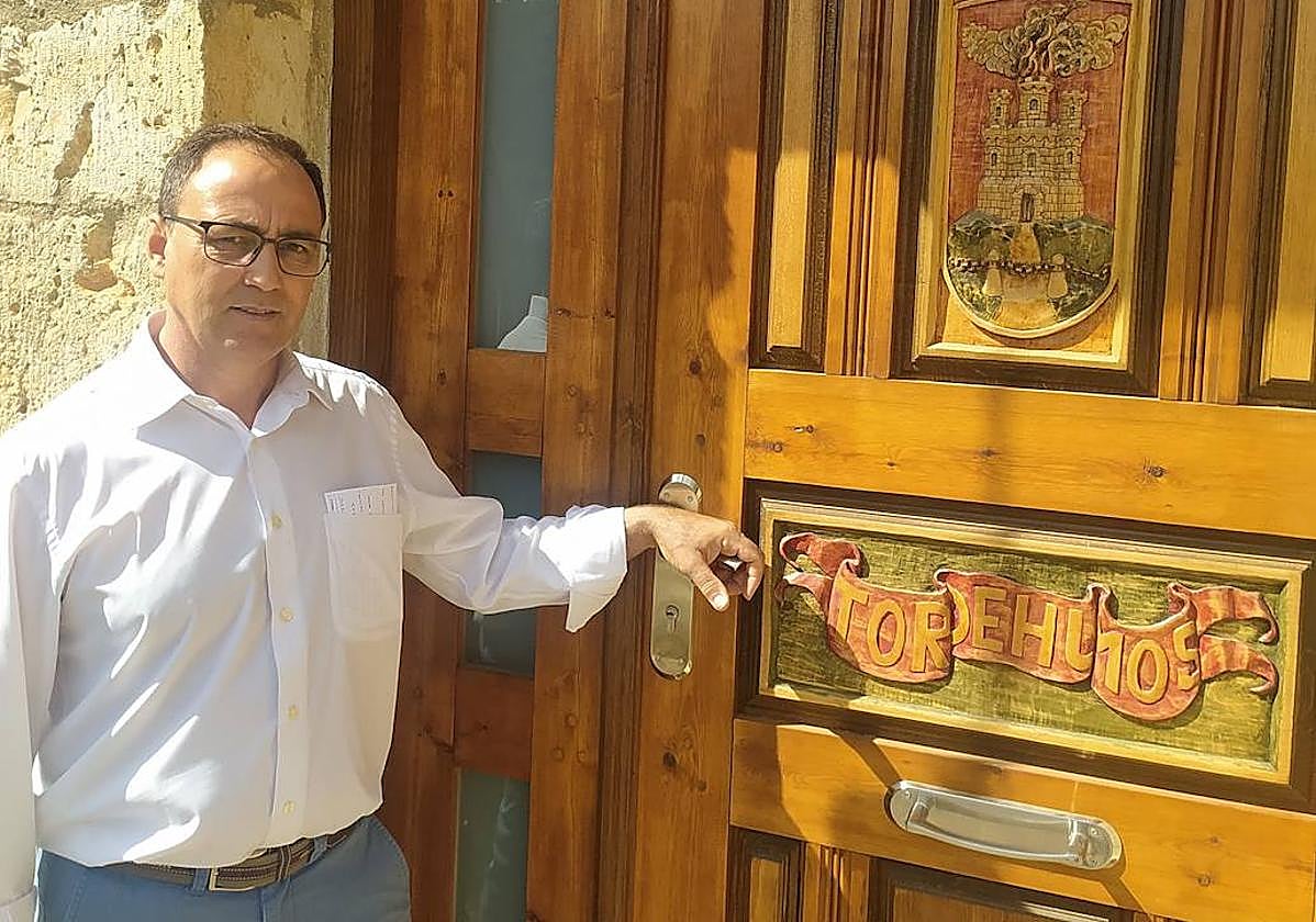 Agapito Bravo, en la puerta del Ayuntamiento.