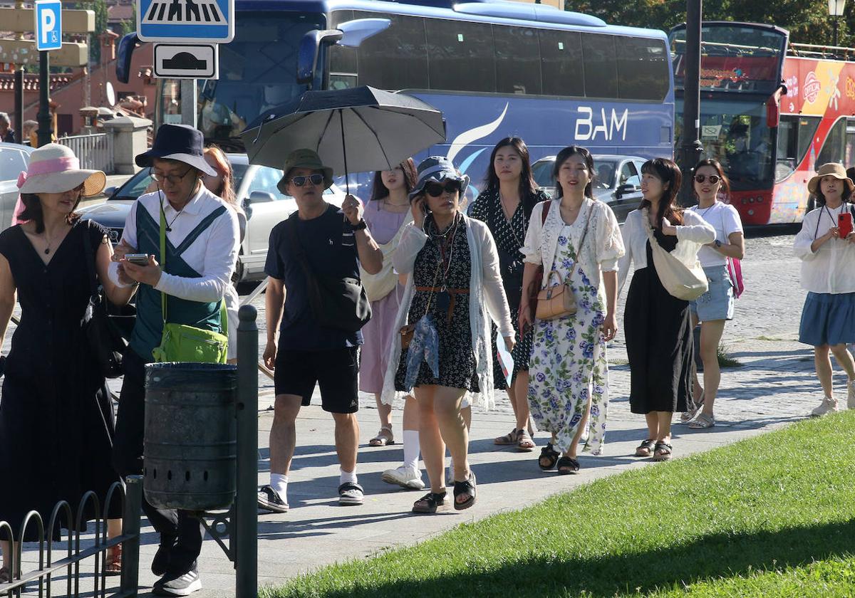 Un grupo de turistas pasea este lunes por la mañana por el centro de la ciudad de Segovia.