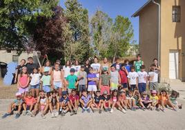 Niños participantes estos días en el campamento de Lovingos.