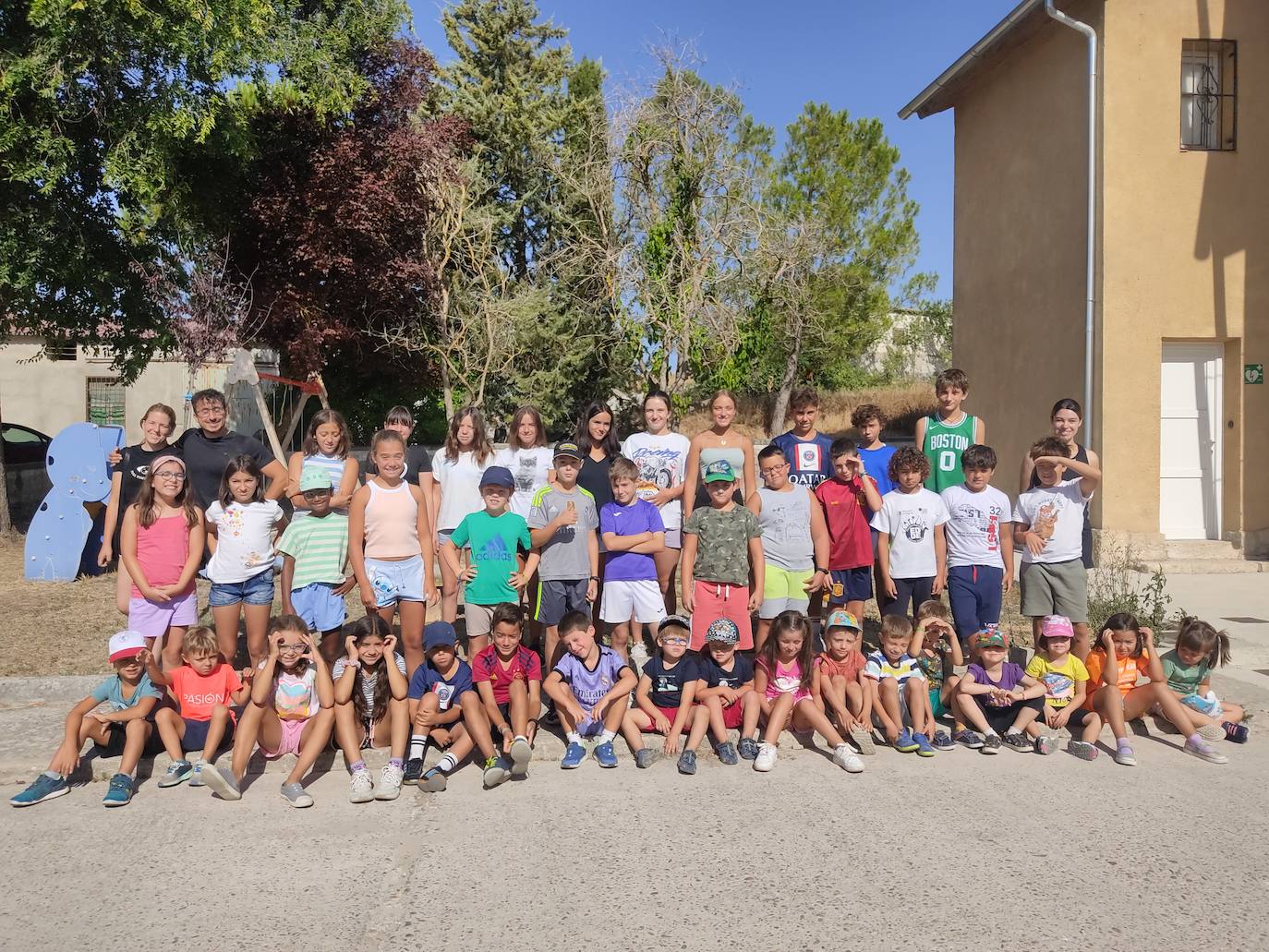 Niños participantes estos días en el campamento de Lovingos.