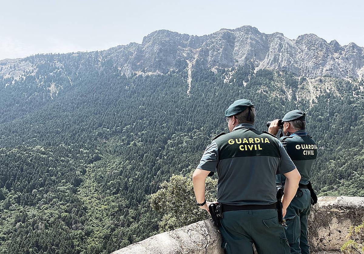 Dos agentes de la Guardia Civil.