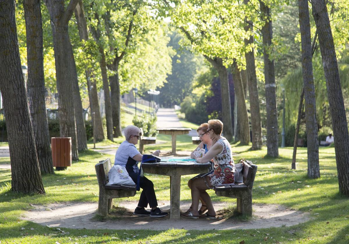 Varias mujeres juegan a las cartas en el Parque Ribera de Castilla, en una imagen de archivo.