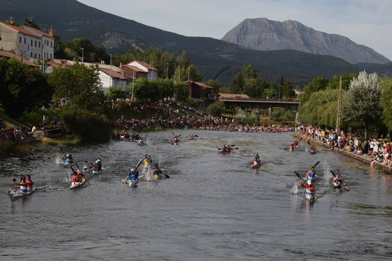 Mara Santos desata fuertes aplausos en la Regata en Velilla