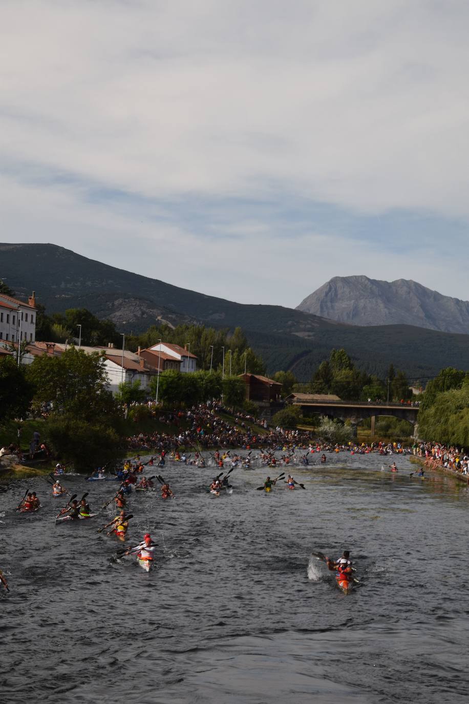 Mara Santos desata fuertes aplausos en la Regata en Velilla