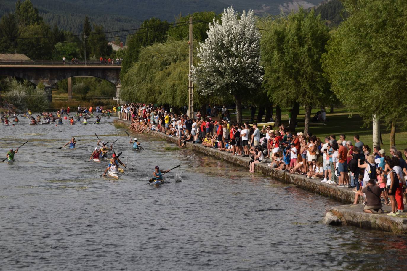 Mara Santos desata fuertes aplausos en la Regata en Velilla