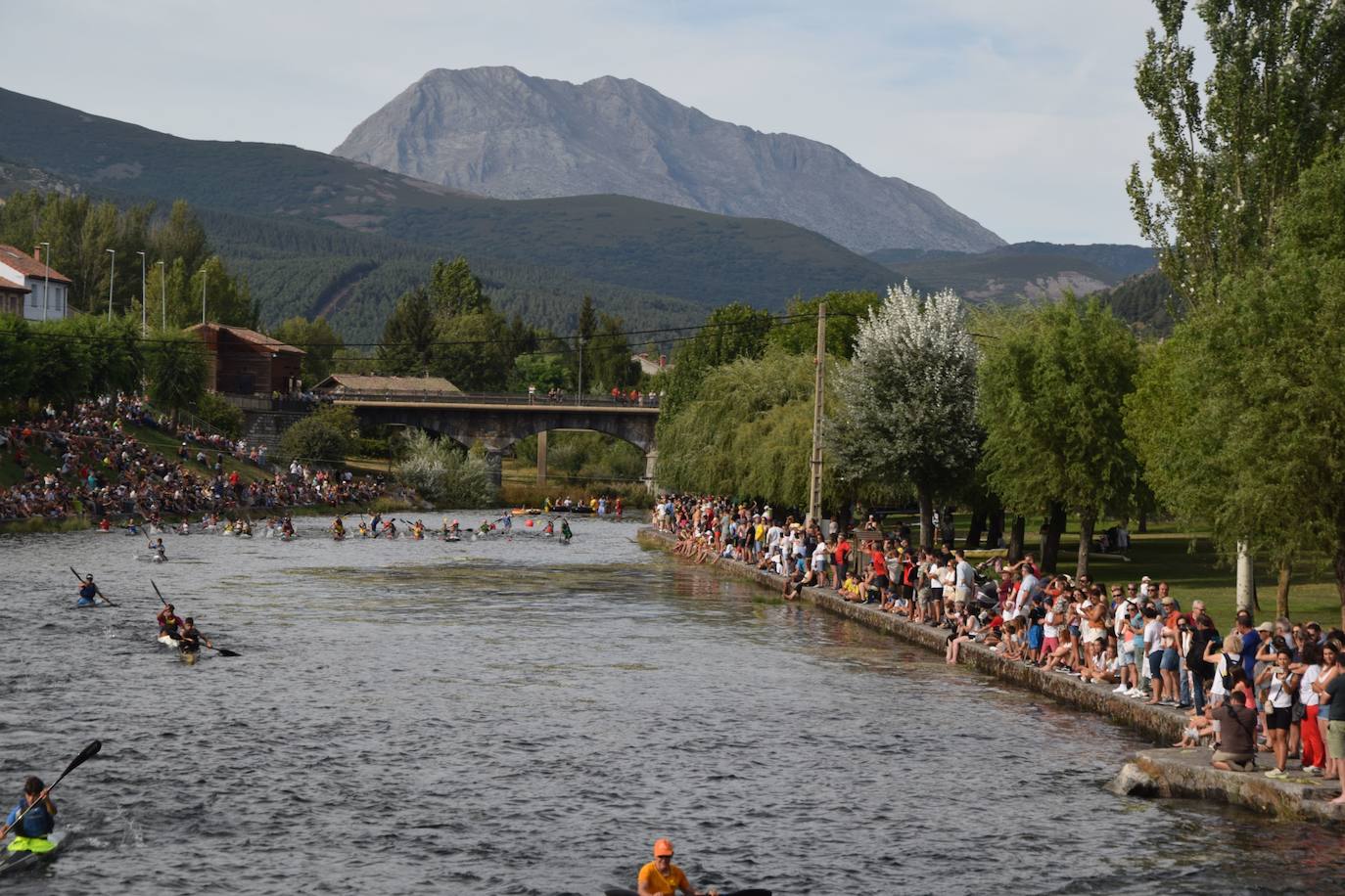 Mara Santos desata fuertes aplausos en la Regata en Velilla