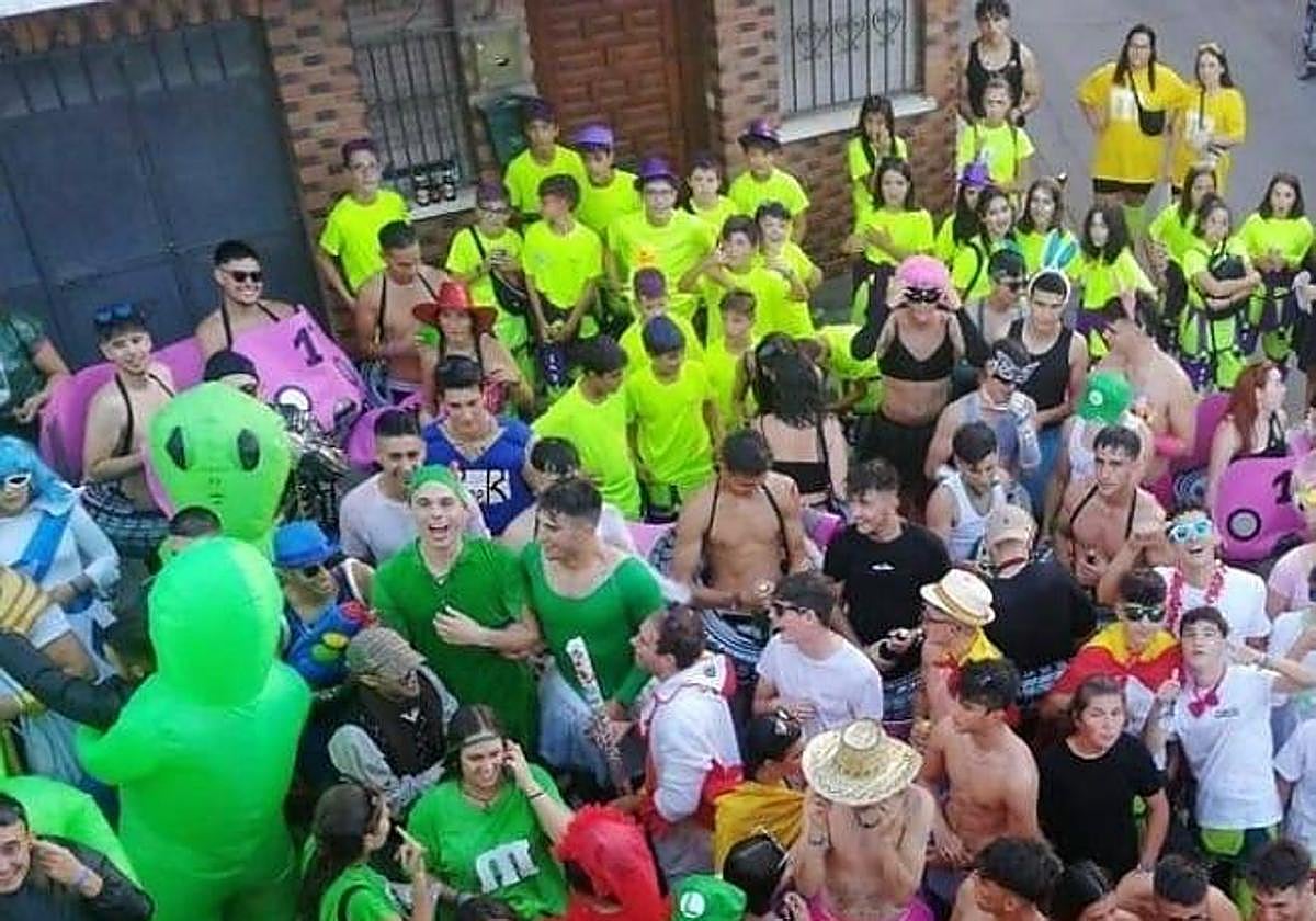 Jóvenes y peñas disfrutando de las fiestas de la Lastrilla.