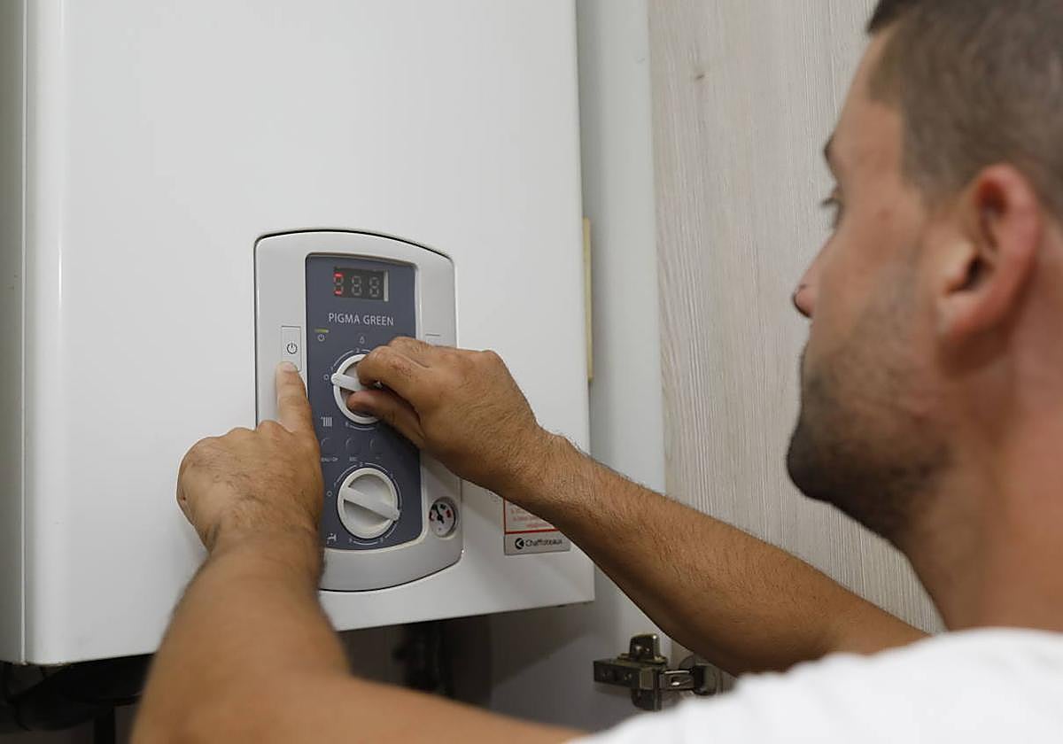 Un usuario regula la caldera de gas de su domicilio.