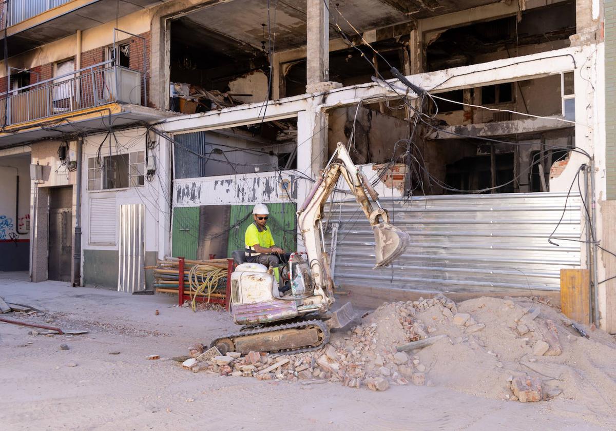 Un operario retira una montaña de escombros este miércoles antes de iniciarse los trabajos de apuntalamiento.