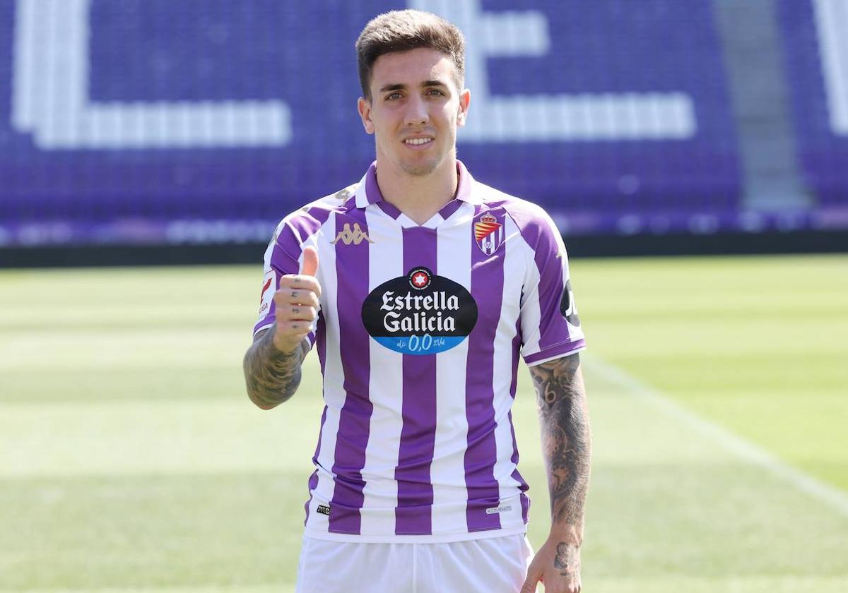 Joni Montiel posa con la camiseta del Real Valladolid durante su presentación en Zorrilla.