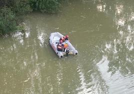 Miembros del equipo de rescate en el Río Duero.