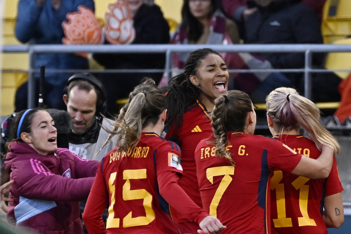 Jugadoras de la selección española celebran un gol.