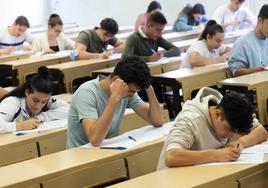 Varios alumnos realizan la Ebau en el examen de 2023.