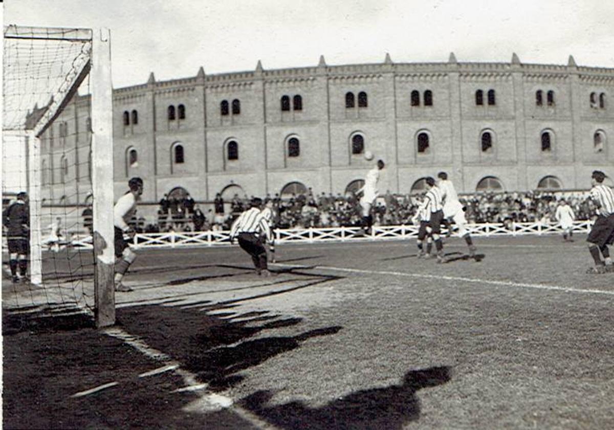 Partido entre el Real Valladolid y el Logroñés, disputado en 1930, y sin dorsales en las camisetas.