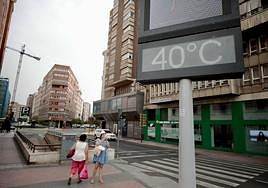 El termómetro de la plaza de España marca 40 grados el pasado 9 de agosto.