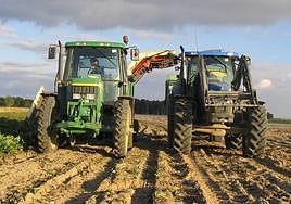 Tractores trabajan en un campo de cultivo de la provincia de Segovia.