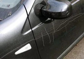 Imagen del coche dañado del alcalde de Béjar.