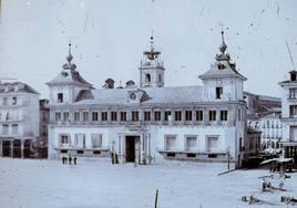 Antigua Casa Consistorial y aspecto de la Plaza Mayor hacia 1865. Foto de J. Laurent.