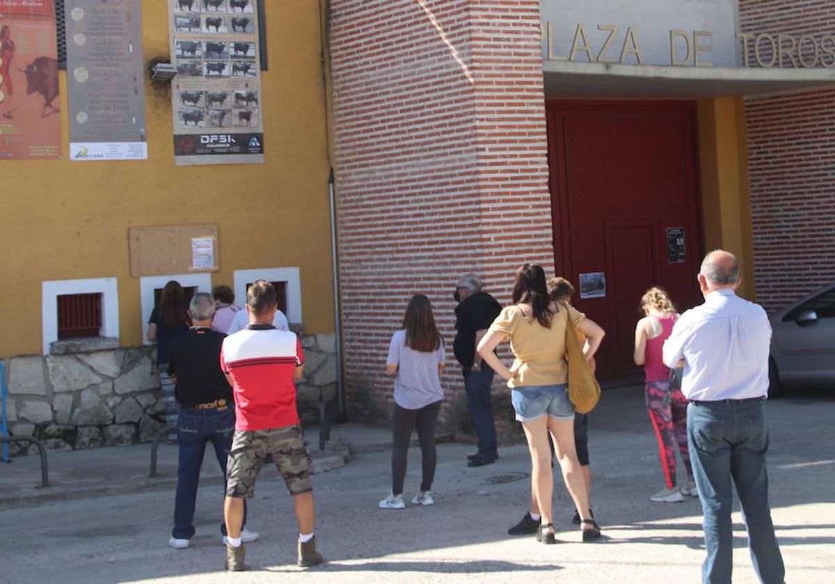 Cola de personas ante la taquilla de la plaza de toros de Cuéllar.