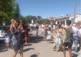 Los vecinos bailan en la procesión en honor al patrón San Bernardo