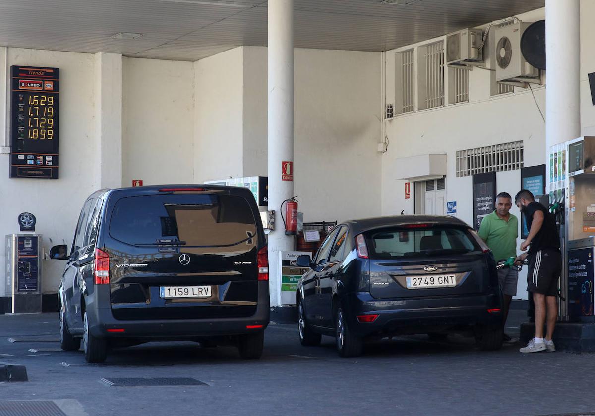 Un conductor llena el depósito de combustible en una gasolinera de la ciudad de Segovia.